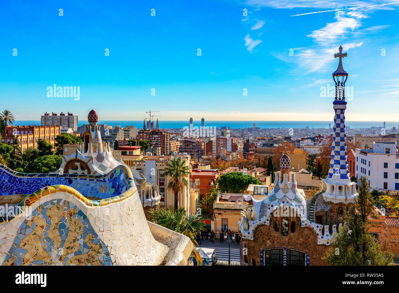 Vista dal parco Güell, di Antoni Gaudi, su Barcellona, in Catalogna, Spagna Foto Stock