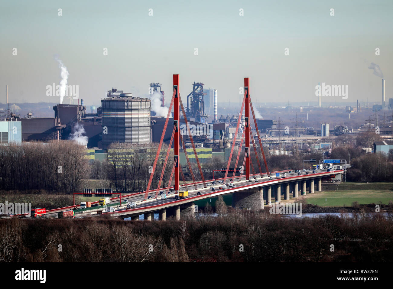 Duisburg, la zona della Ruhr, Renania settentrionale-Vestfalia, Germania - ThyssenKrupp paesaggio industriale, vista panoramica sul Ponte sul Reno autostrada A42 in directi Foto Stock