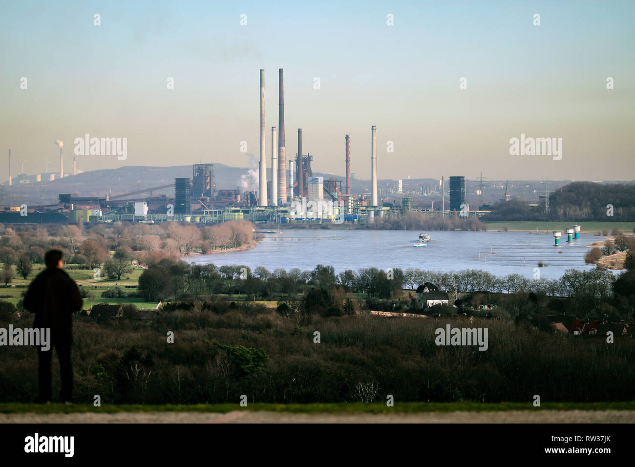 Duisburg, la zona della Ruhr, Renania settentrionale-Vestfalia, Germania - ThyssenKrupp paesaggio industriale, vista panoramica sul Reno verso la ThyssenKrupp Steel, egli Foto Stock