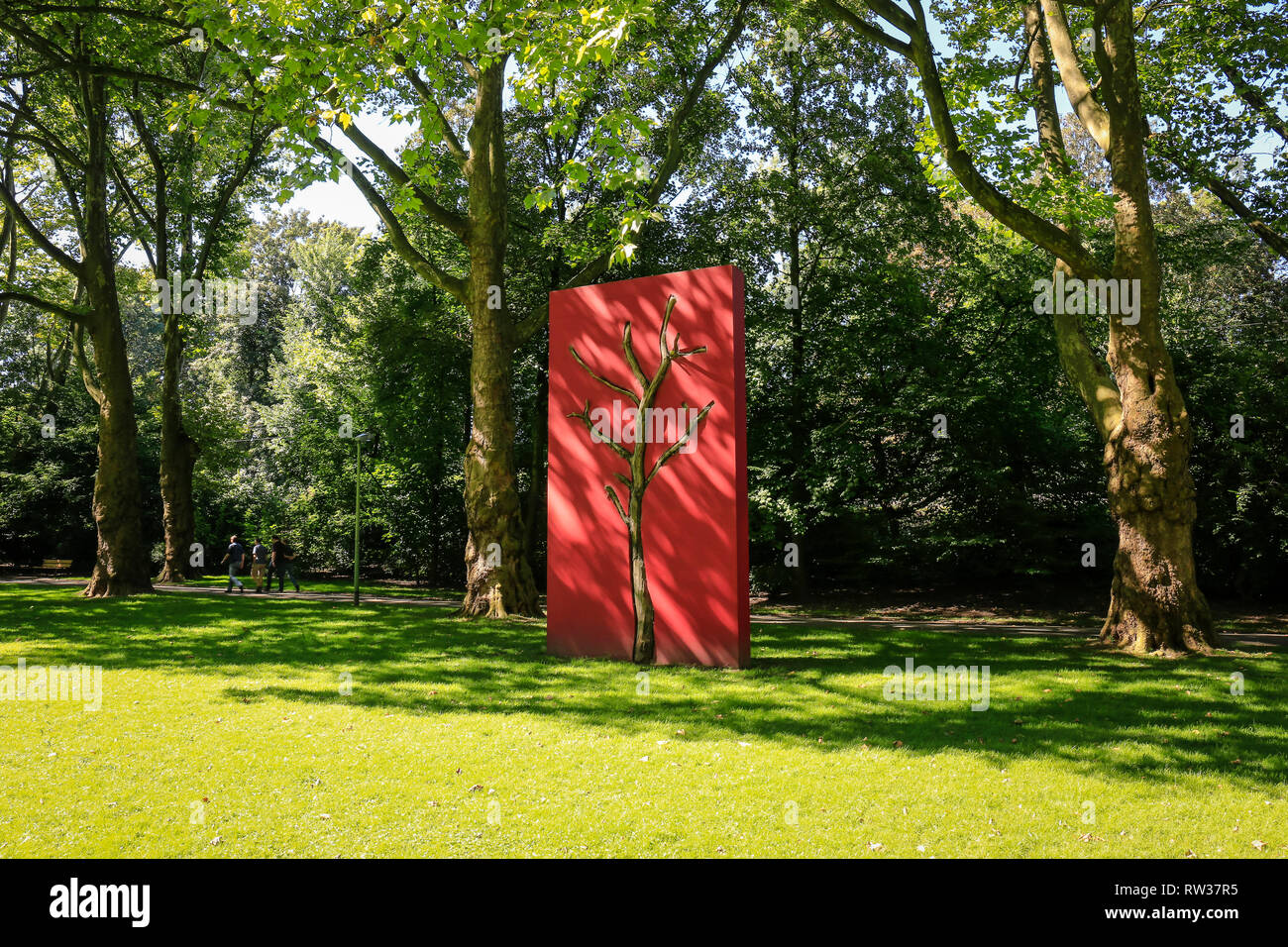 Essen, Renania settentrionale-Vestfalia, la zona della Ruhr, Germania, arte in spazi pubblici, qui un monumento 1990 'dead tree - annegato nel muro di cemento' da Gloria Friedmann Foto Stock