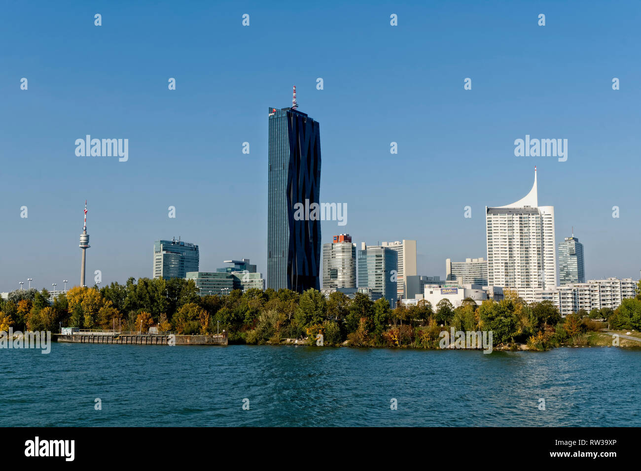 Alti edifici moderni sull'isola nel fiume Danubio a Vienna. Foto Stock