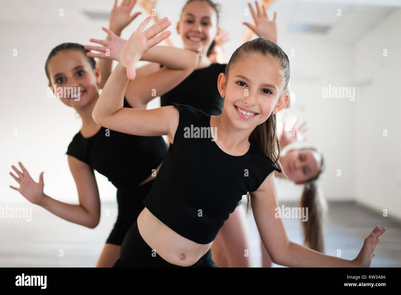 Un gruppo di giovani ballerini fit pratica durante la scuola di classe Foto Stock