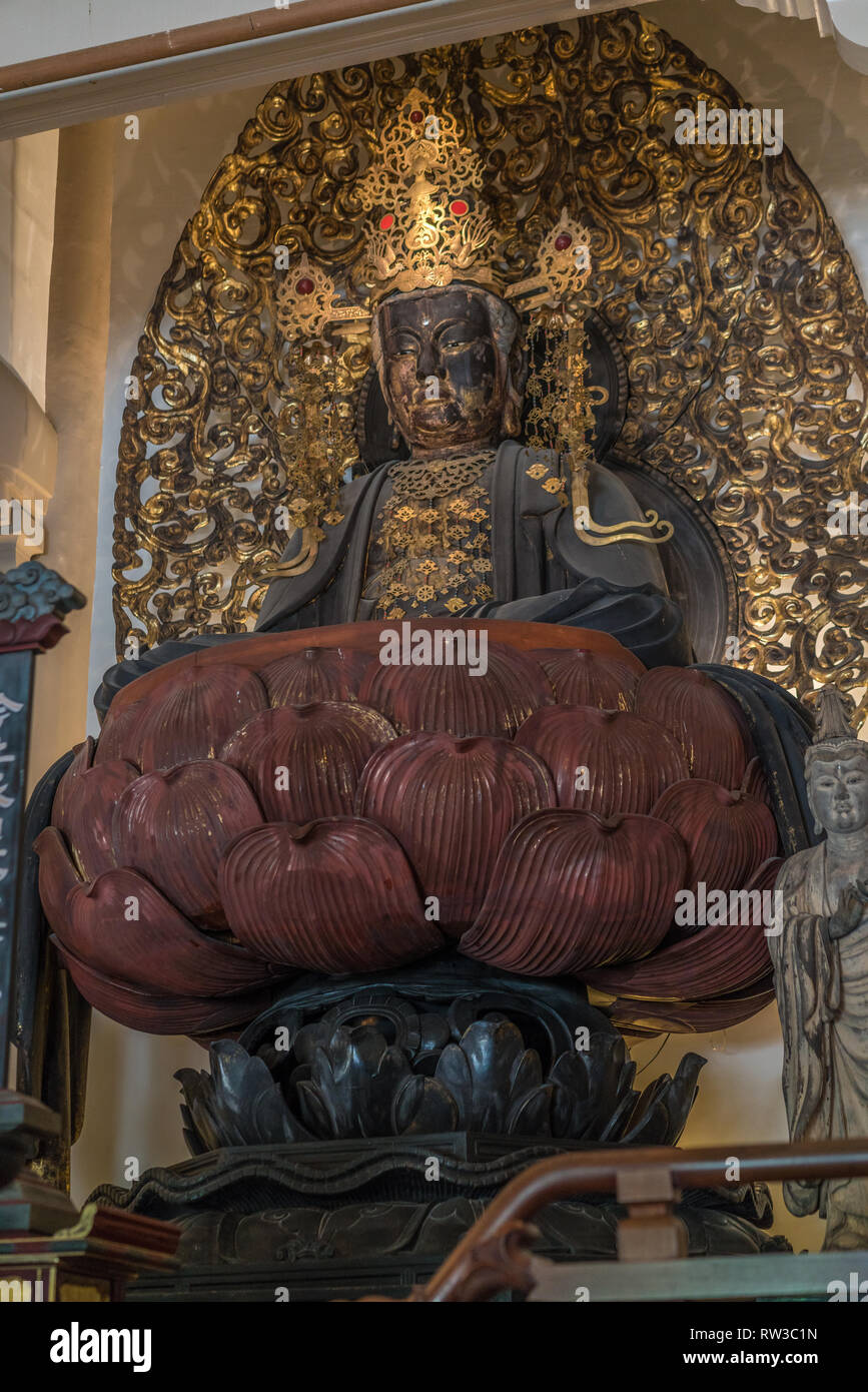 Kamakura, Giappone - 9 agosto 2017 Butsuden o sala principale di engaku-ji. Golden incoronato satatue di Shaka Buddha Foto Stock