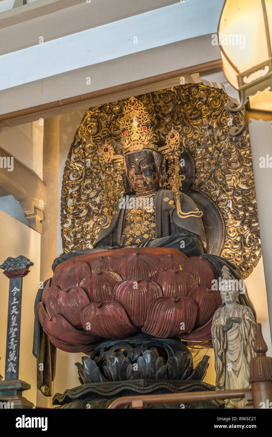 Kamakura, Giappone - 9 agosto 2017 Butsuden o sala principale di engaku-ji. Golden incoronato satatue di Shaka Buddha Foto Stock