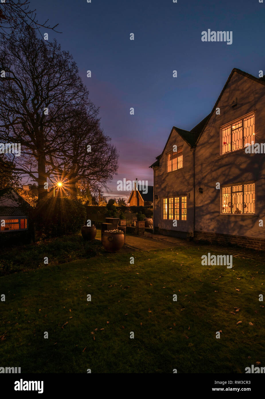 A casa durante la notte con le luci accese in Inghilterra. Foto Stock