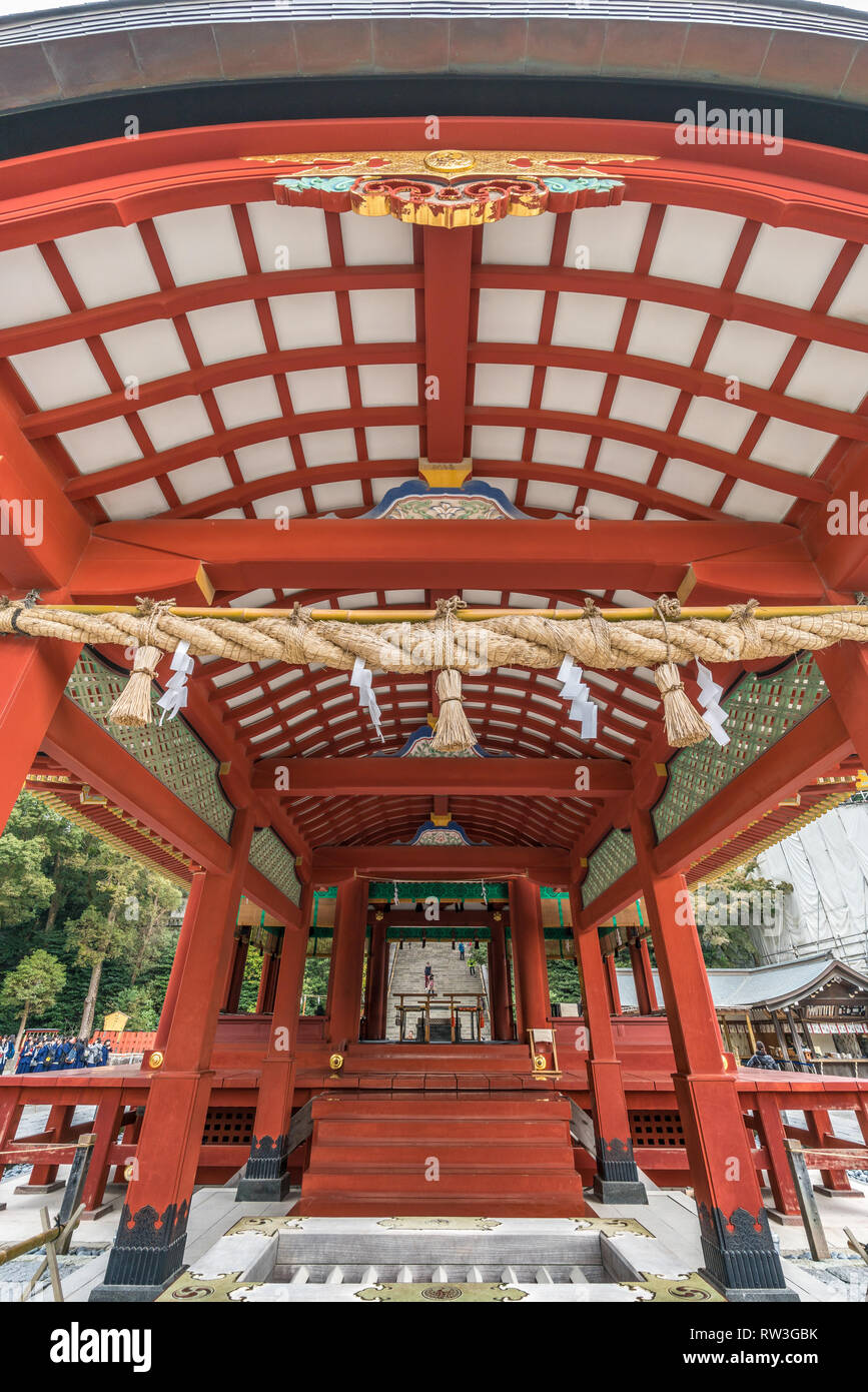 Kamakura, nella prefettura di Kanagawa, Giappone - 22 Novembre 2017: ampio angolo piano vista dei Maiden hall e scale in background a Tsurugaoka Hachima Foto Stock