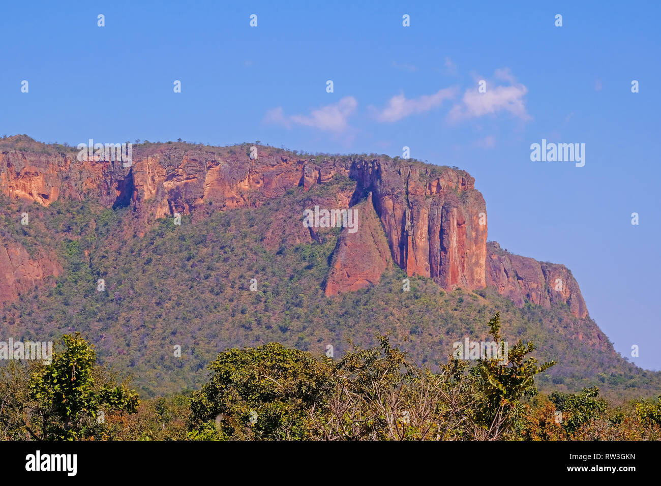 Bel rosso paesaggio di montagna a Chapada dos Guimaraes, centro geografico del  Sud America, Mato Grosso, Brasile Foto stock - Alamy