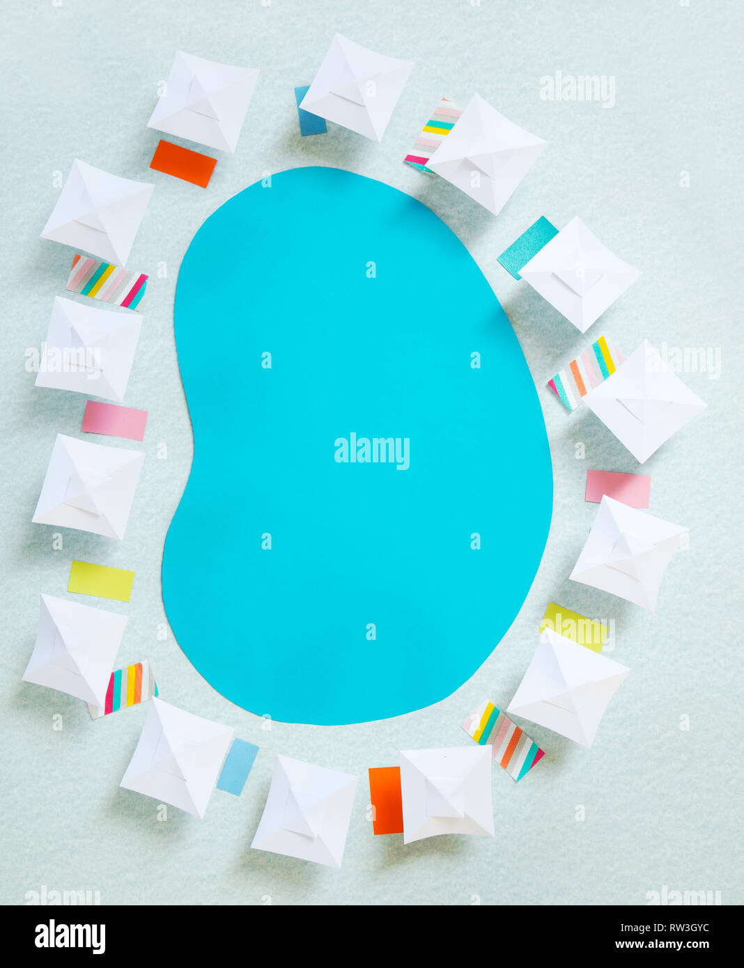 Piscina con ombrelloni bianchi - 3D illustrazione Foto Stock