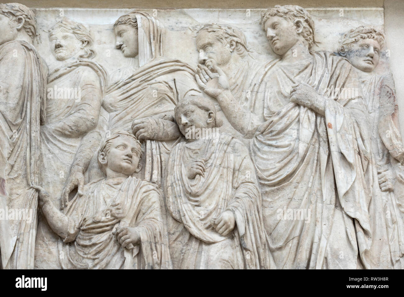 Roma. L'Italia. L'Ara Pacis Augustae, 13-9 BCE, Museo dell'Ara Pacis. Sezione del fregio processionale sulla parete sud raffigurante la familiares, membri del Foto Stock