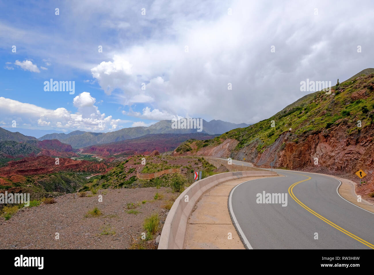 La strada famosa Ruta 40 attraverso il bellissimo canyon della Cuesta de Miranda, La Rioja, Argentina Foto Stock