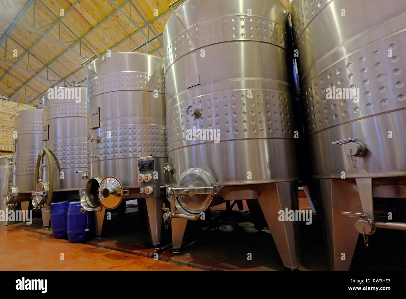 Serbatoi di acciaio inox per la fermentazione in moderno Malbec Fabbrica del vino, San Juan, Argentina, visto anche in Mendoza Foto Stock