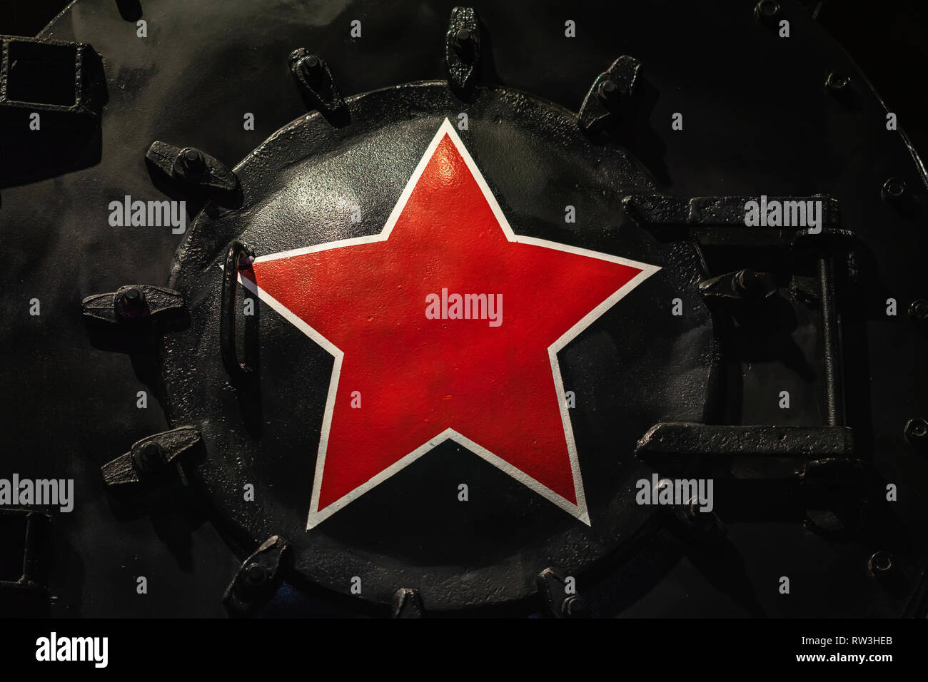 Grande stella rossa sulla parte anteriore di un nero locomotiva storica Foto Stock