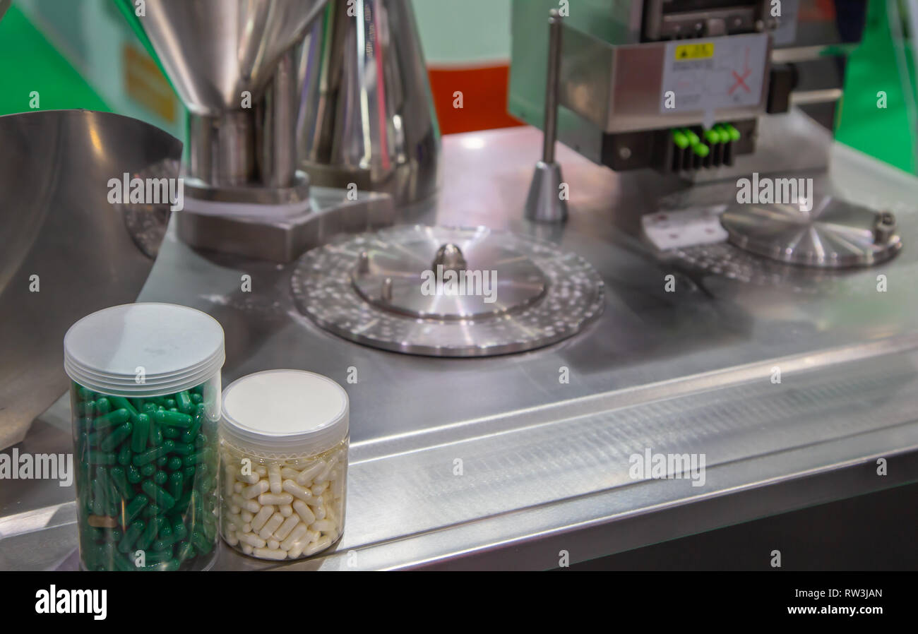 Capsula pillole farmaceutiche il conteggio e la macchina di riempimento Foto Stock