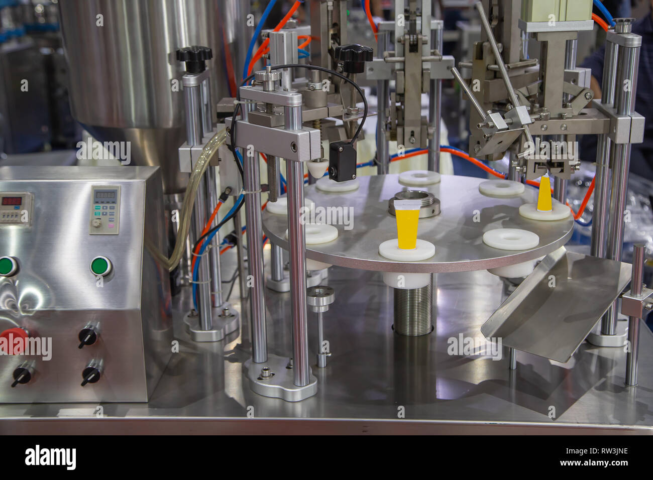 Il processo automatico di tubi cosmetici riempitrice e sigillatrice Foto Stock