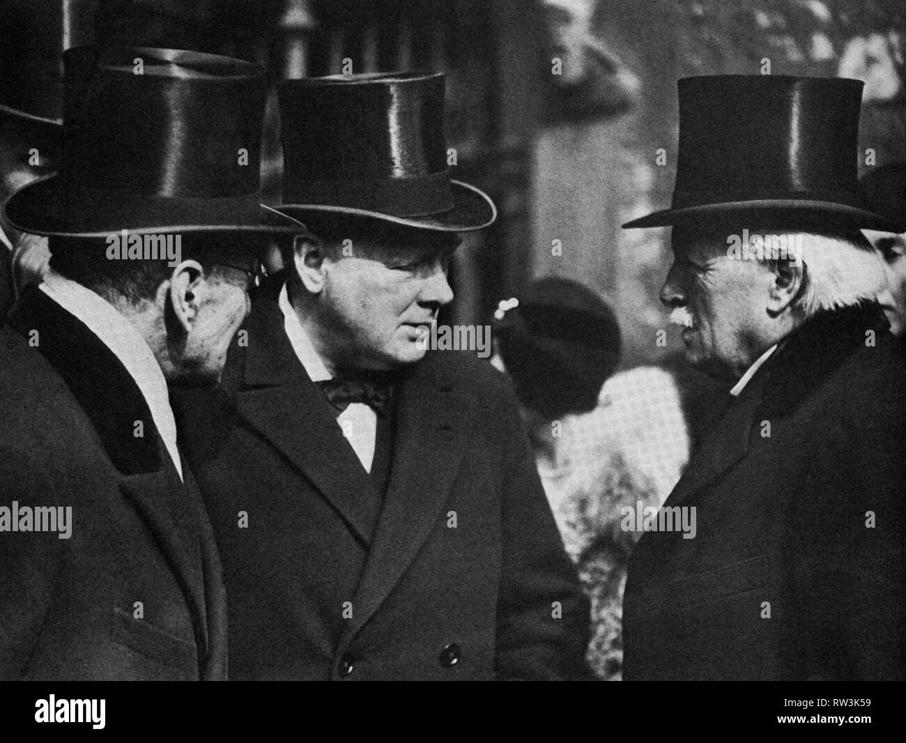 Winston Churchill e Lloyd George al servizio commemorativo per Lord Balfour all'Abbazia di Westminster.22 marzo 1930 Foto Stock