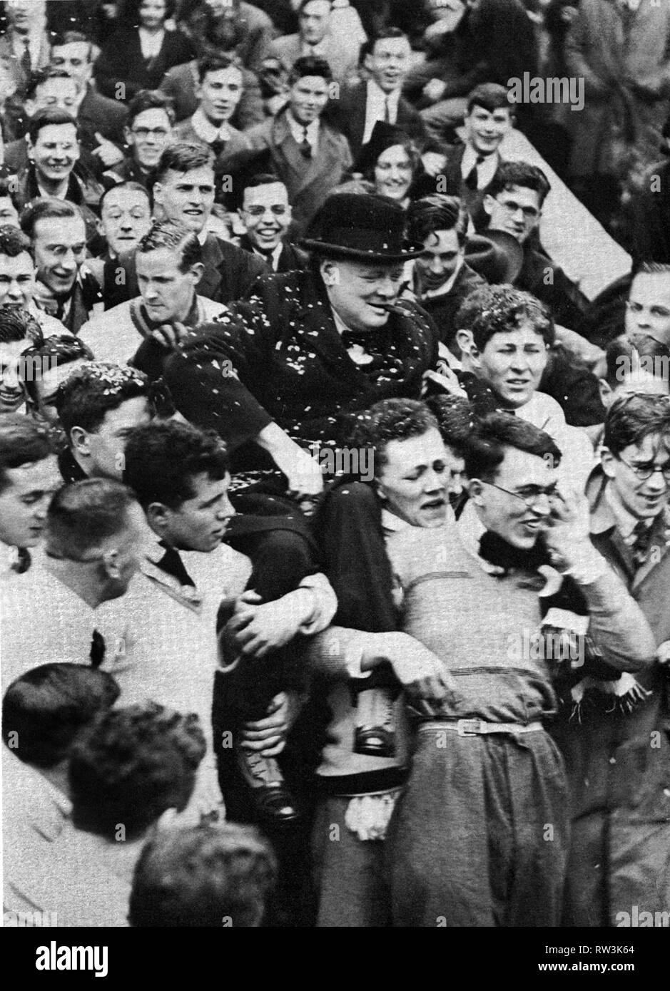 Winston Churchill eletto rettore dell'Università di Bristol nel 1930. Portata a spalla da studenti. Foto Stock