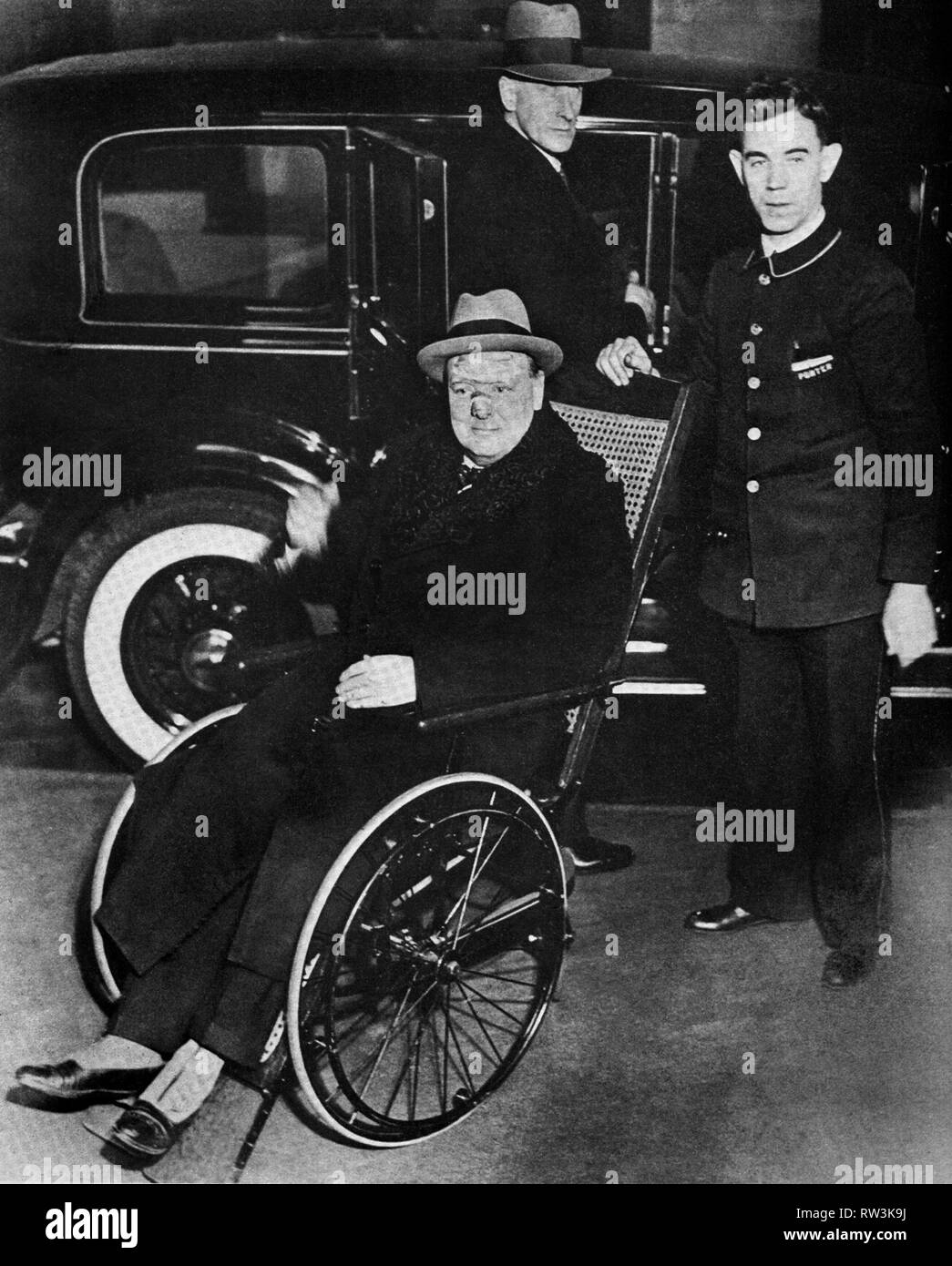 Winston Churchill lasciando il Lennox Hill Hospital di New York, dopo essere stato ferito da un taxi-cab. Dicembre 1931 Foto Stock