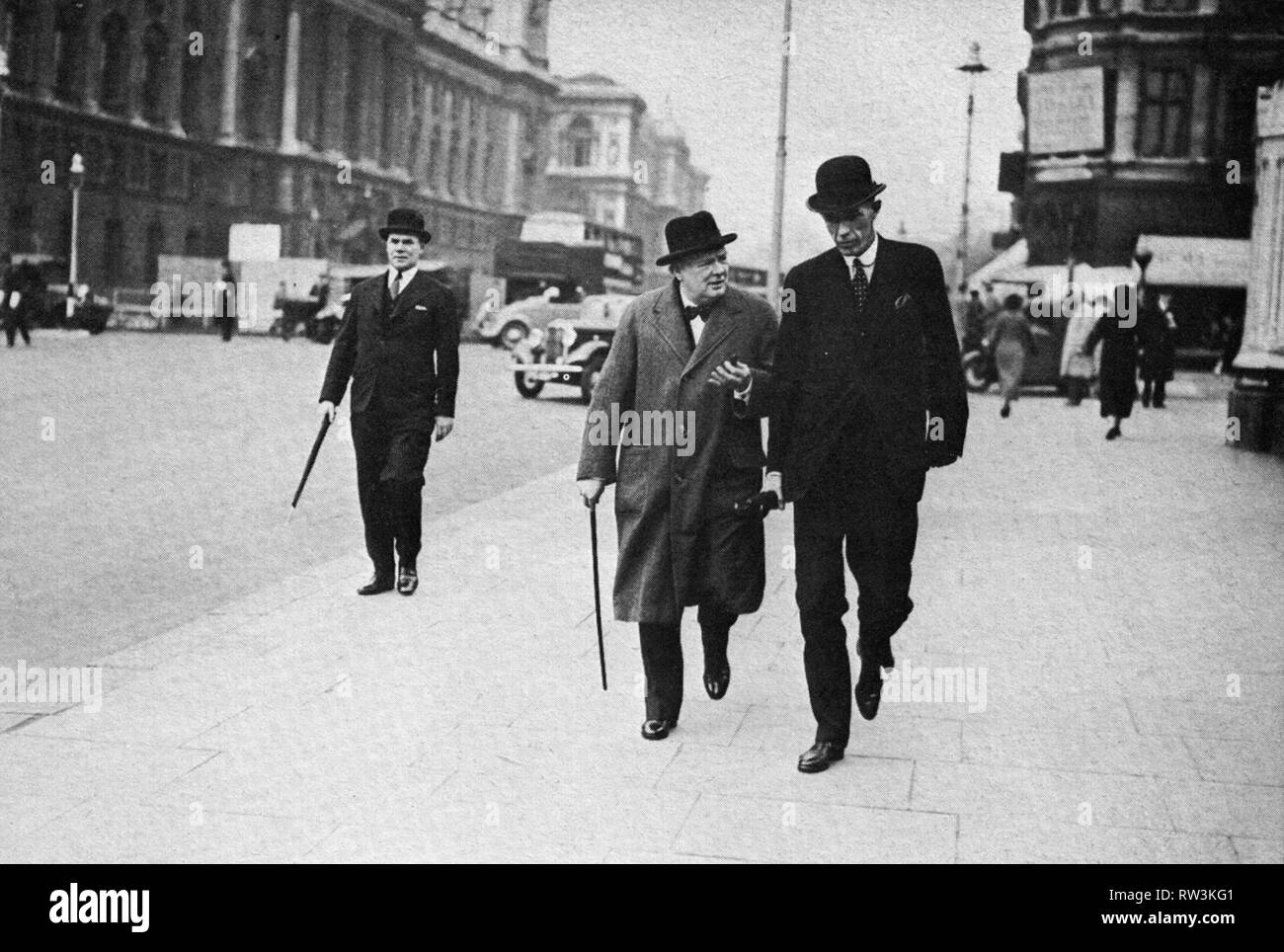 Winston Churchill e il signore Halifax passeggiate a Whitehall. Il 29 marzo 1938 Foto Stock