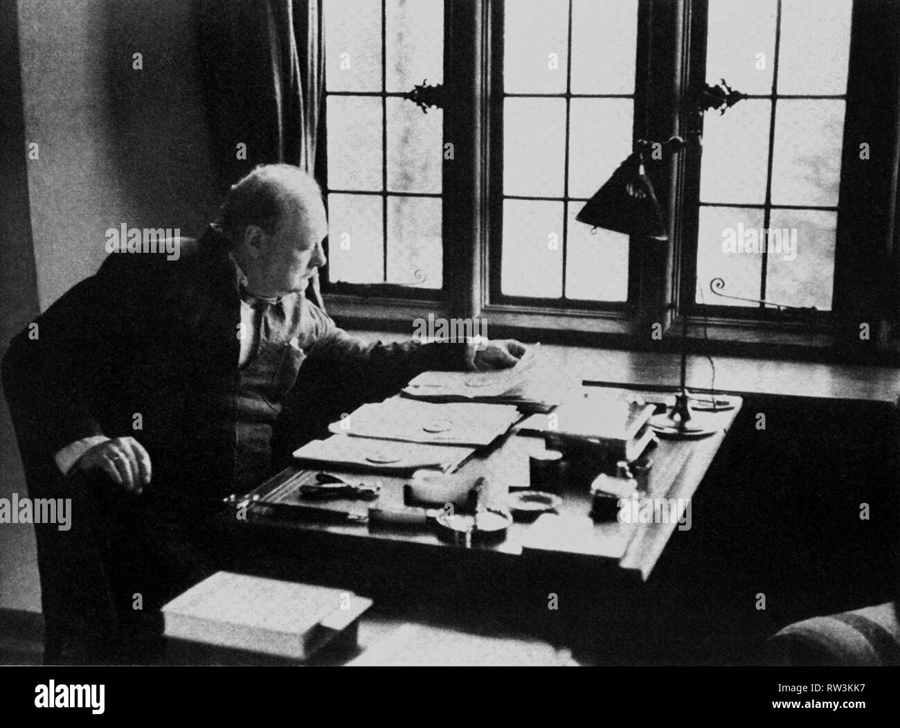 Winston Churchill al lavoro nel suo studio a Chartwell.February 1939 Foto Stock