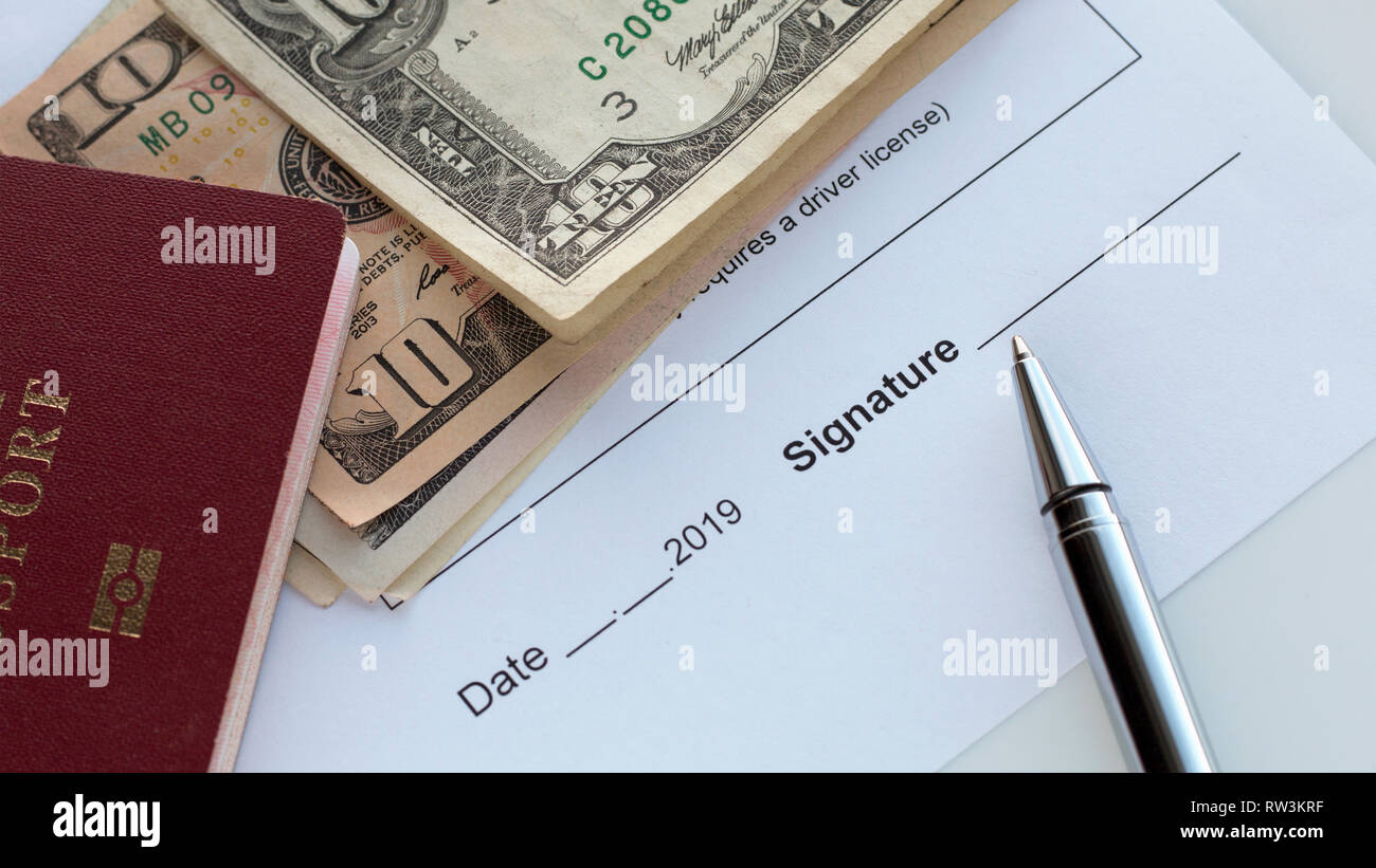 La firma di un documento. Spazio per la firma. Passaporto rosso con banconote americane, penna. 16:9 Foto Stock