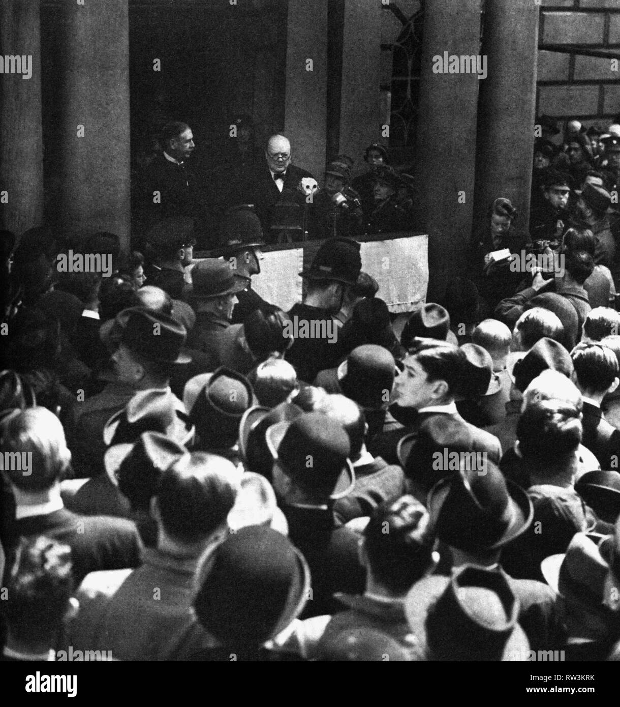 Winston Churchill rivolgendosi a una folla presso la Mansion House, Londra, 24 aprile 1939 Foto Stock