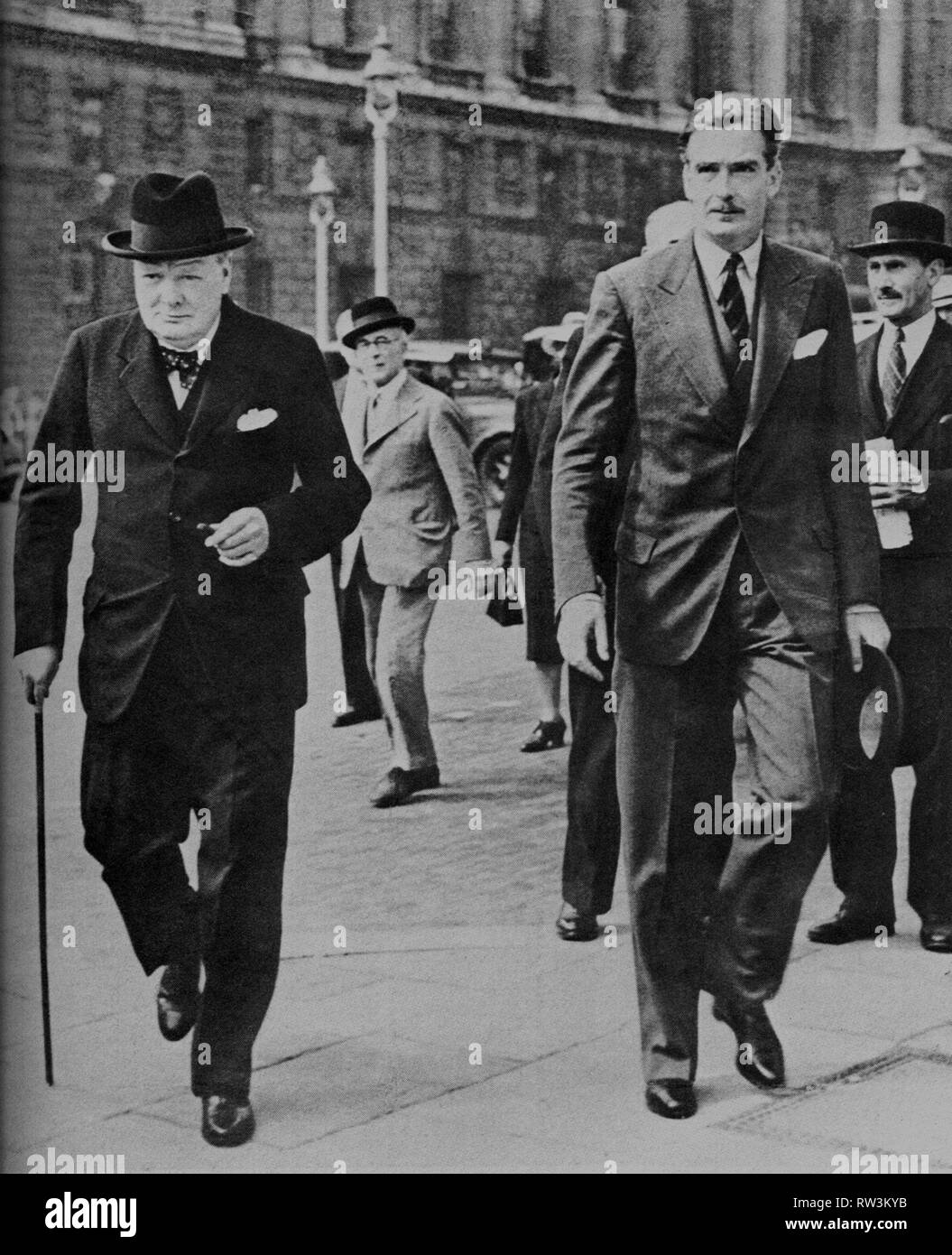 Winston Churchill e Anthony Eden in Whitehall sul loro modo alla House of Commons. 29 Agosto 1939 Foto Stock