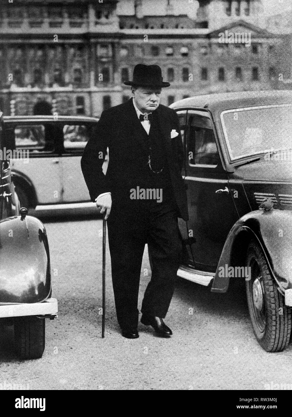 Winston Churchill lascia l'Ammiragliato per Downing Street, 18 settembre 1939 Foto Stock