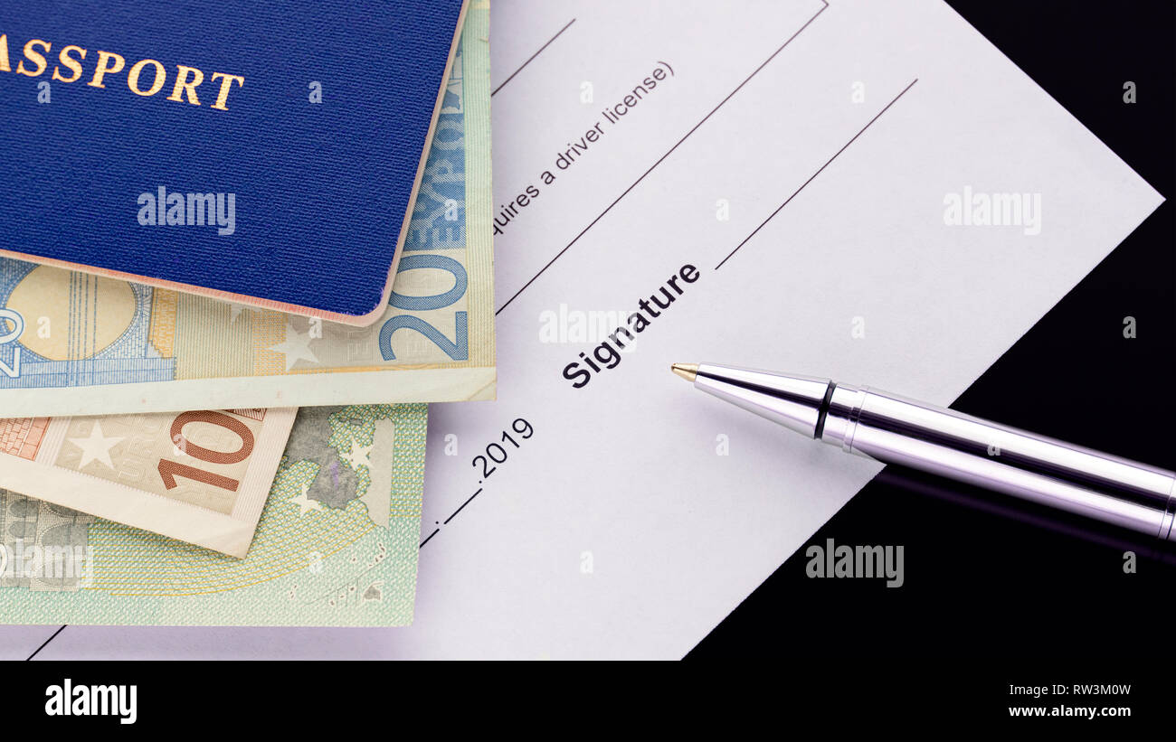 La firma di un documento. Passaporto blu con le banconote in euro Foto Stock