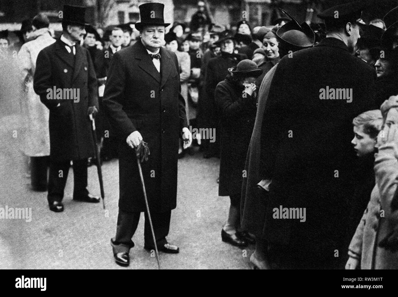 Winston Churchill a un pranzo dato per i sopravvissuti 'Exeter' alla Guildhall, Londra. Neville Chamberlain si trova dietro Churchill. 23/2/1940 Foto Stock