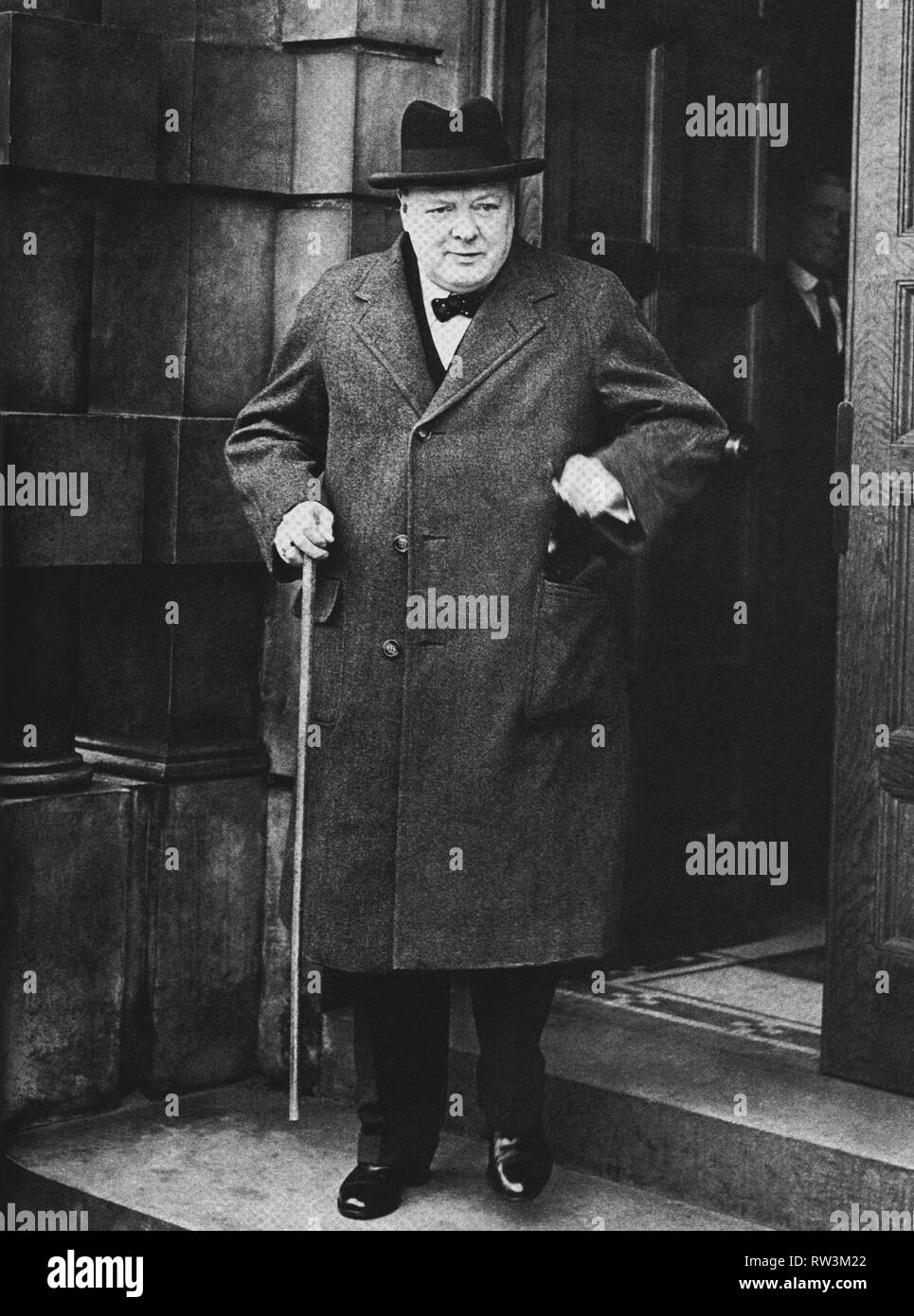Winston Churchill lasciando l'Ammiragliato, 4 Aprile 1940 Foto Stock