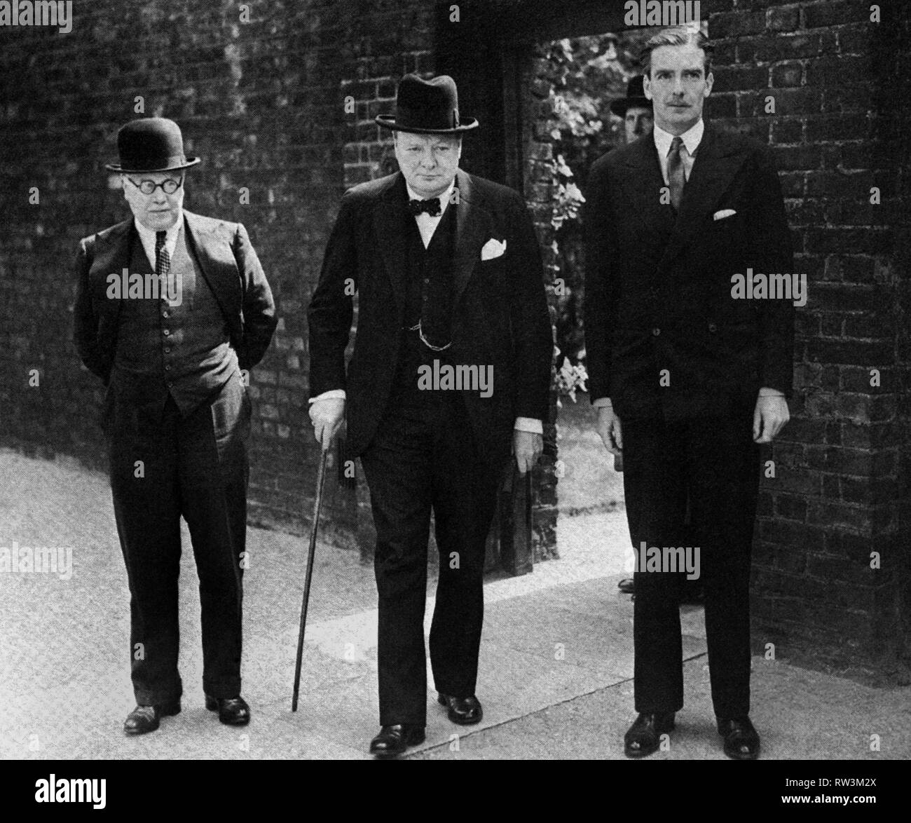Winston Churchill, Sir Kingsley Wood e Anthony Eden dopo la riunione del Gabinetto del 10 maggio 1940 Foto Stock