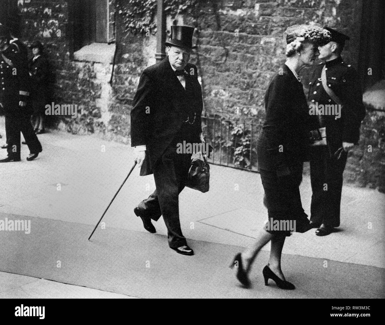 Winston Churchill con sua moglie in arrivo per il National preghiere a Westminster Abbey. Il 26 maggio 1940 Foto Stock