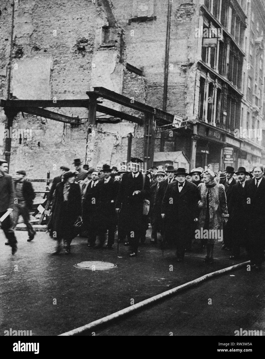 Winston Churchill ispeziona i danni della bomba nella città di Londra. 1940 Foto Stock