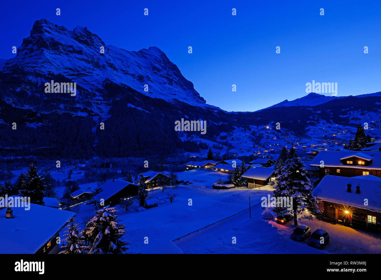 Grindelwald village al tramonto con il Mt. Eiger picco in background, paesaggi innevati in inverno, Svizzera Foto Stock