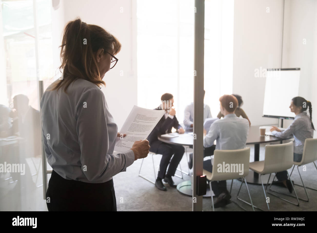 Sottolineato imprenditrice nervoso preparare discorso sentire parlare in pubblico la paura Foto Stock