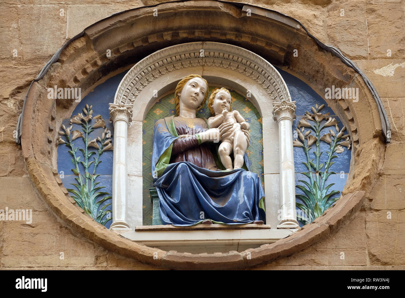 Medaglione con la Vergine Maria e il Bambino di Luca della Robbia sulla facciata della chiesa di Orsanmichele a Firenze, Toscana, Italia Foto Stock