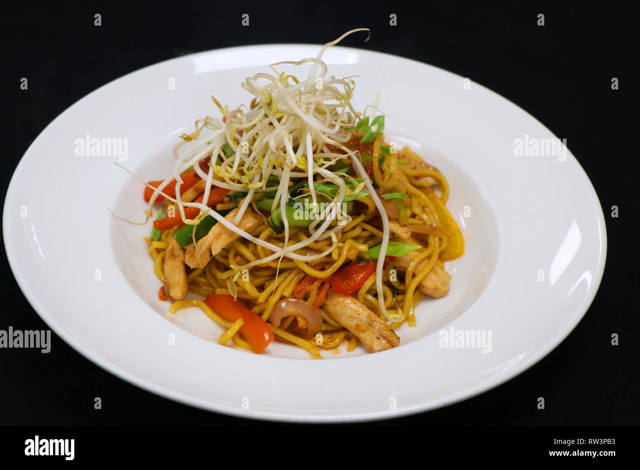 Stile asiatico di noodle al pollo con germogli di soia Foto Stock