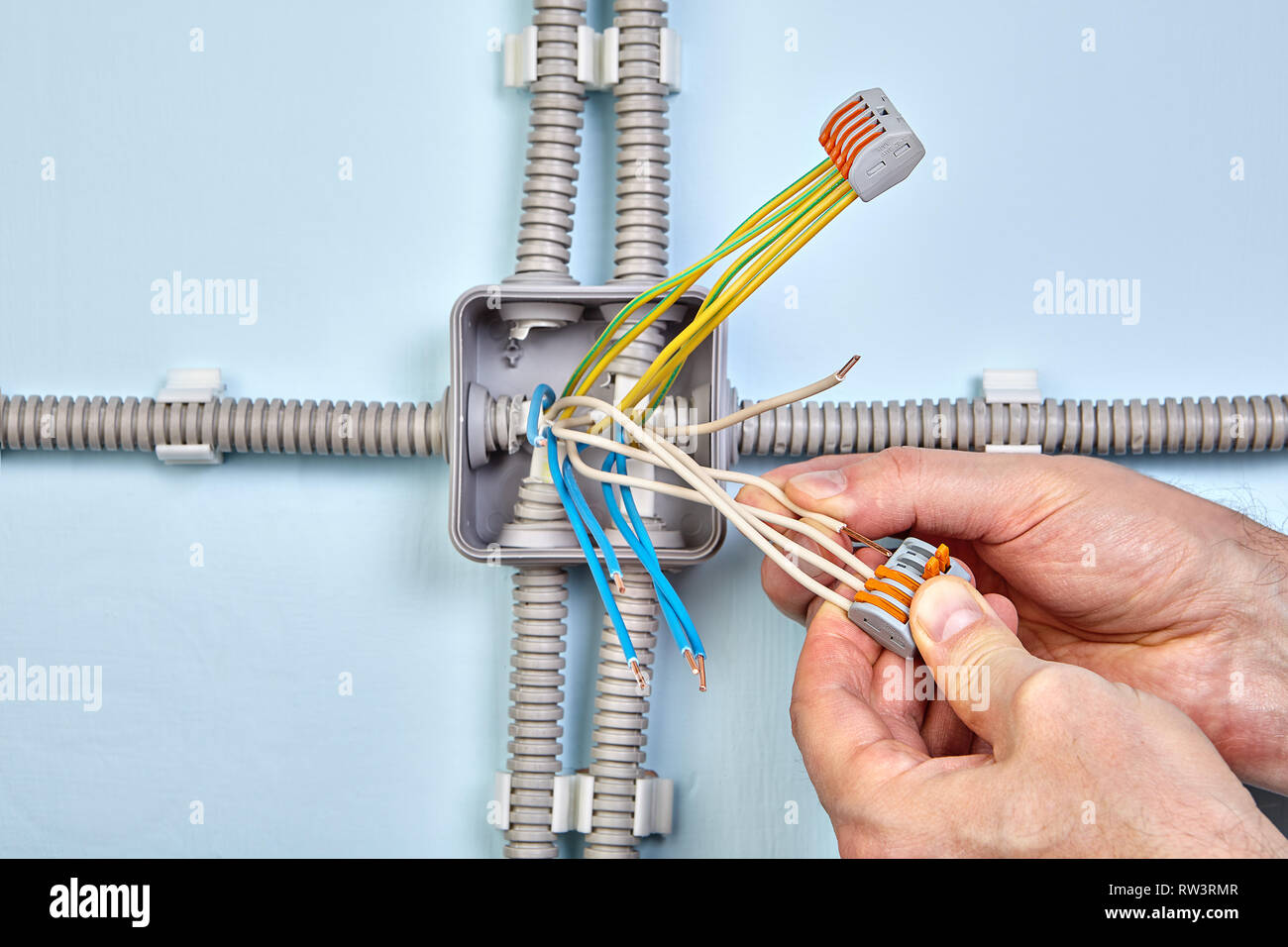 Gruppi elettricista i fili insieme mediante morsetti a molla con la  manipolazione delle leve Foto stock - Alamy