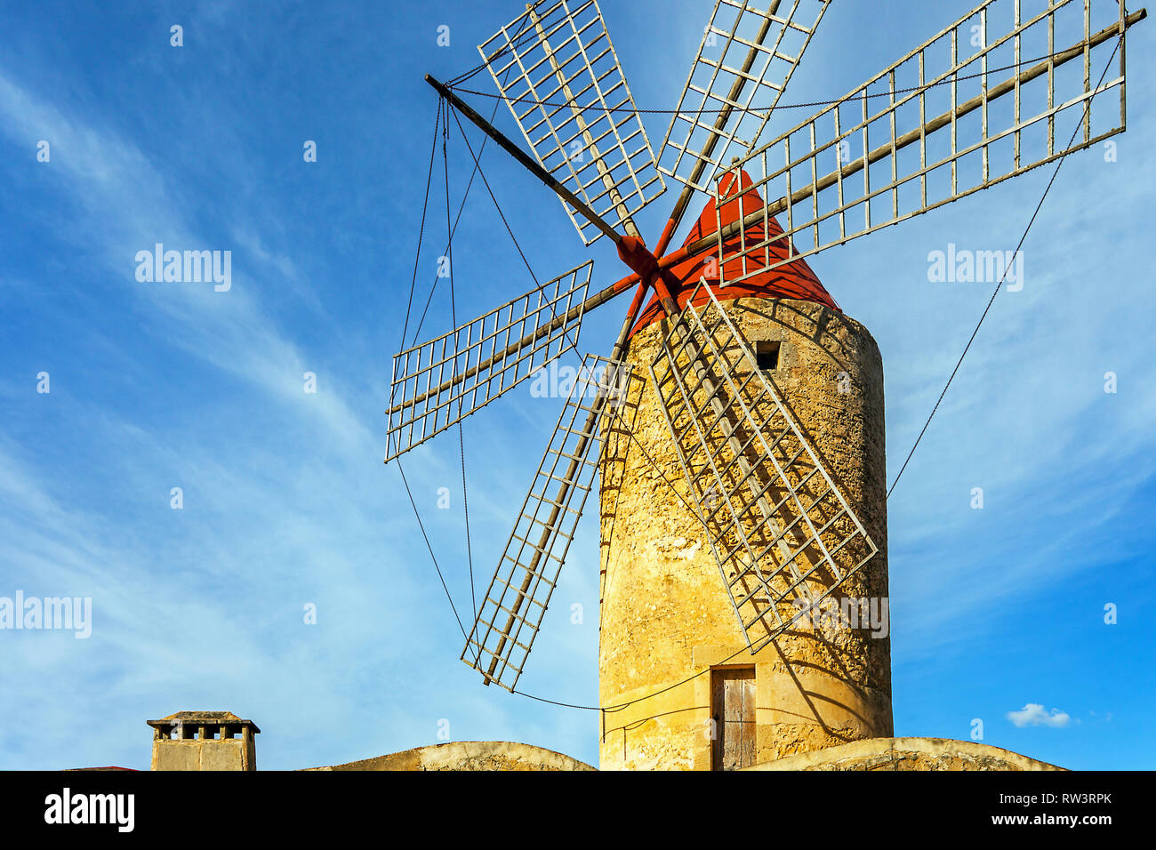 Algadia, Mallorca, Spagna, 17 dicembre 2018 un vecchio mulino a vento nella città Foto Stock