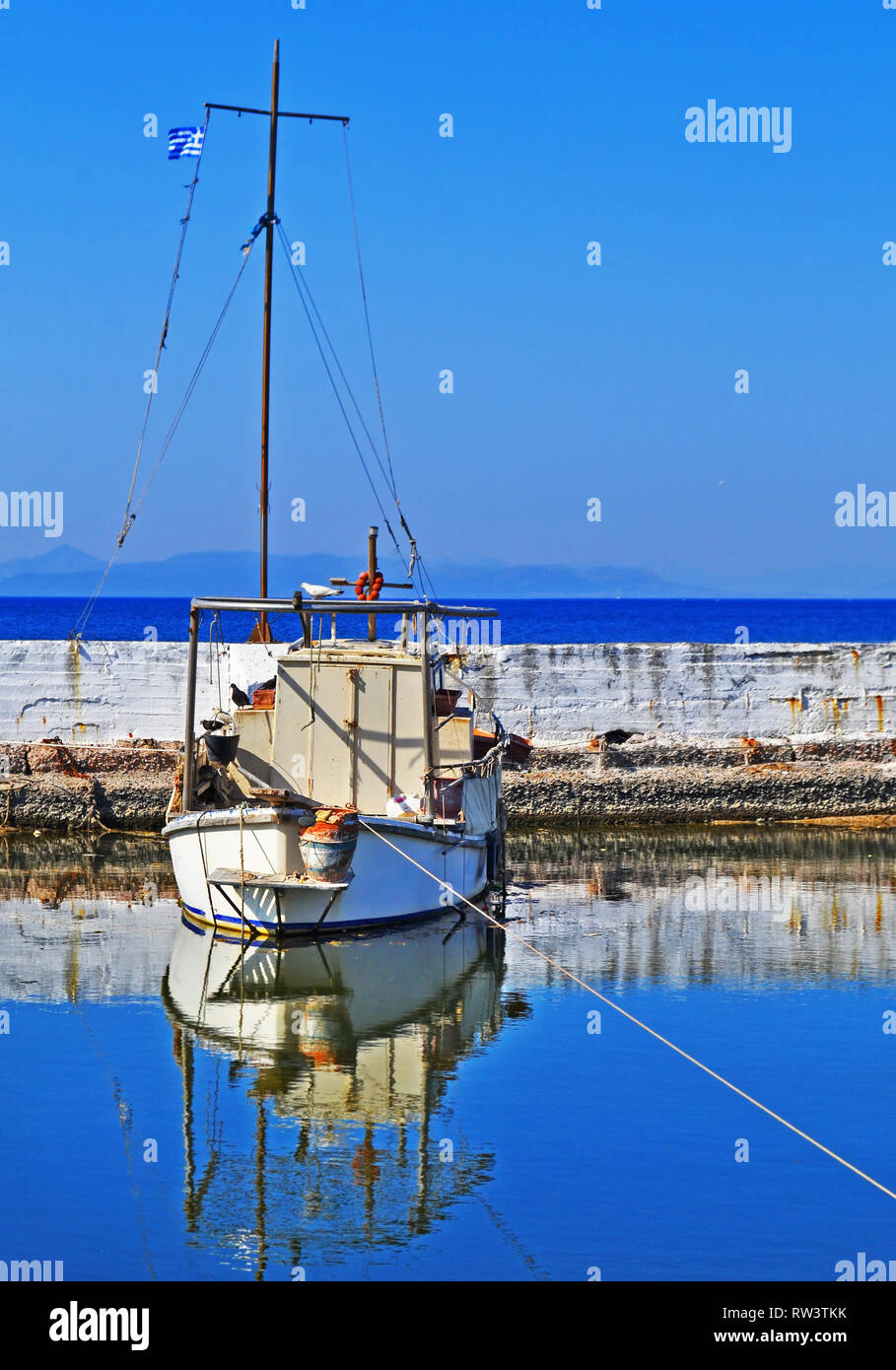 Vecchia barca tradizionale riflessa su di un piccolo stagno a Palaio Faliro Attica Grecia Foto Stock