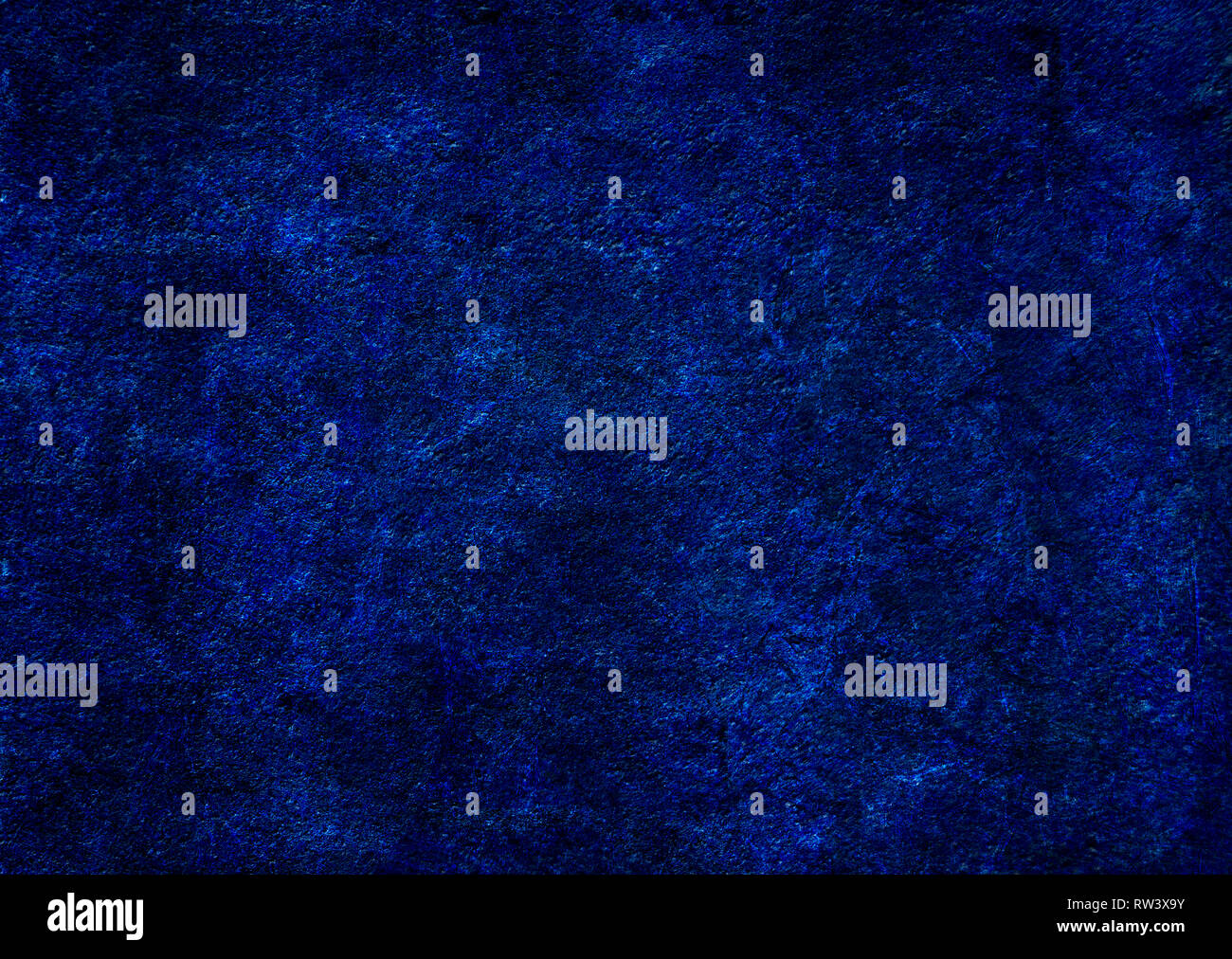 Blu scuro dello sfondo grunge con leggermente glowy graffi. Foto Stock