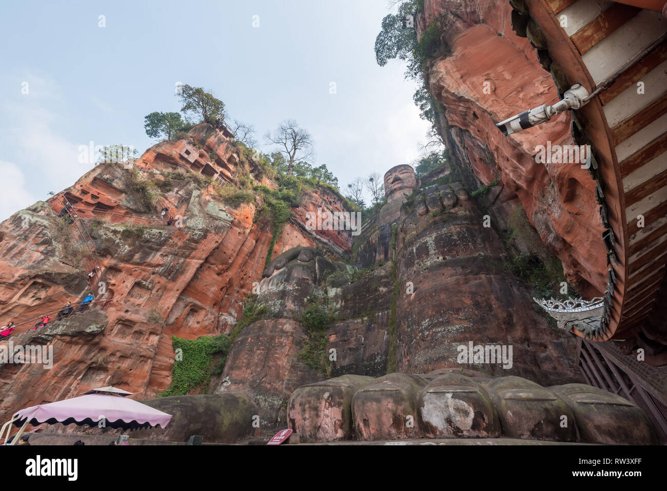 Leshan, Chengdu nella provincia di Sichuan, in Cina - Jan 25, 2016: Leshan Buddha gigante - 71m - è il più grande del mondo di seduta in pietra statua del Buddha e un famoso turistica spot nella provincia di Sichuan. Foto Stock