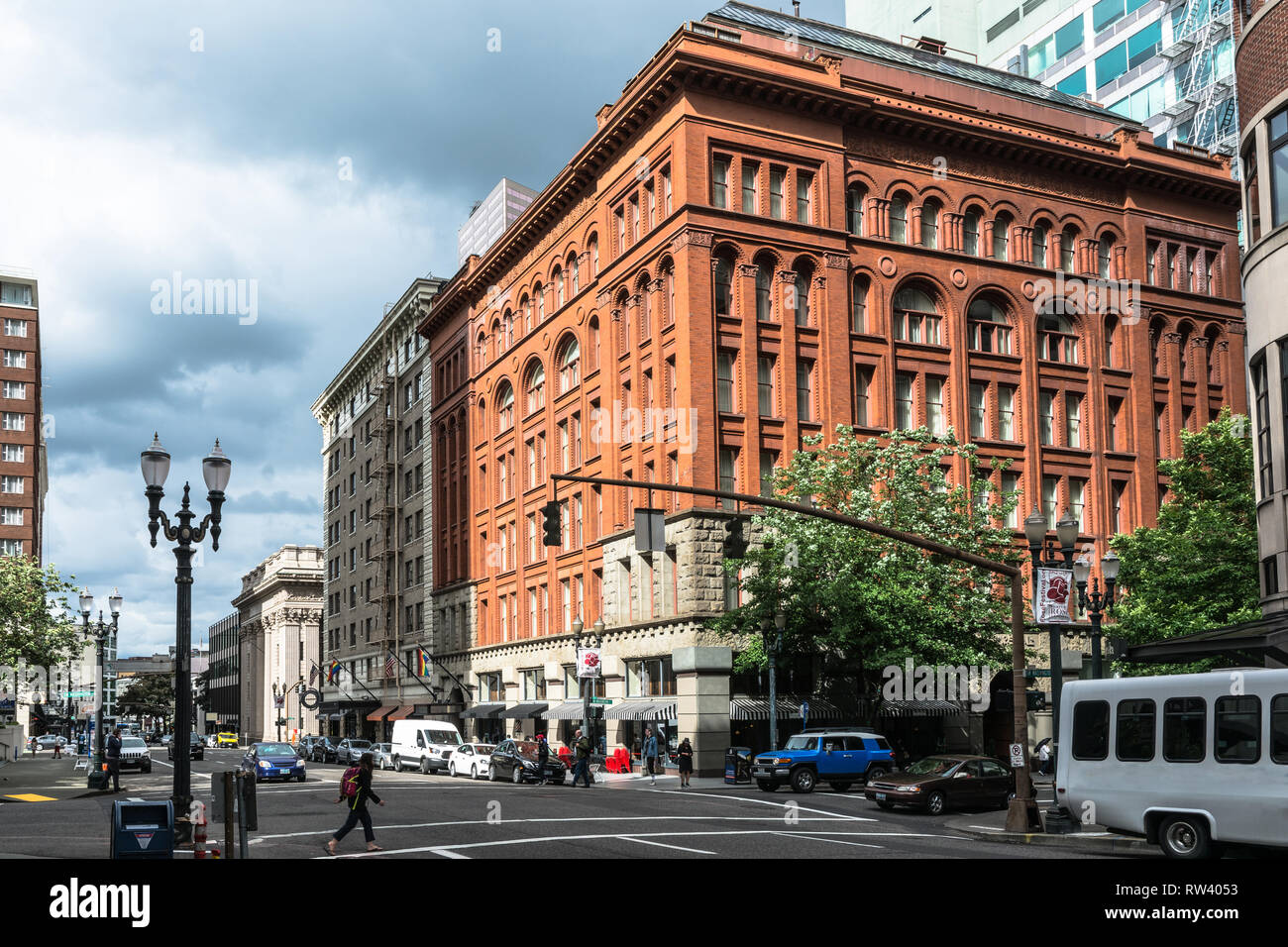 Portland, Oregon, Stati Uniti d'America - 8 Giugno 2017 : vista dell'angolo di Broadway Street e Washington Street Foto Stock