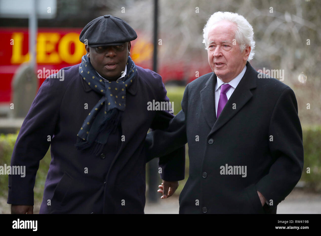 Ritirato Stoke City il calciatore Garth Crooks (sinistra) e giornalista sportivo Jeff Powell arriva presso il servizio funebre per Gordon banche a Stoke Minster. Foto Stock