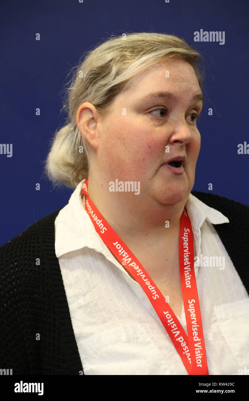 Emma Gilfoyle, che è andato alla cieca dopo aver eventualmente il suo drink spiked, parlando al lancio di un antimperialismo campagna presso la polizia di Durham presso la sede centrale dopo che essa è stata tormentata da bambini. Foto Stock