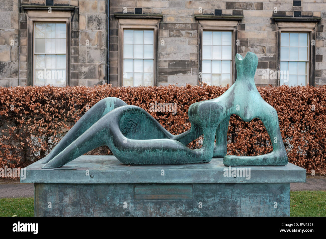 Un semi-astratti arte moderna scultura della forma umana al di fuori della Scottish Galleria Nazionale di Arte Moderna (moderno uno) a Edimburgo, Scozia Foto Stock