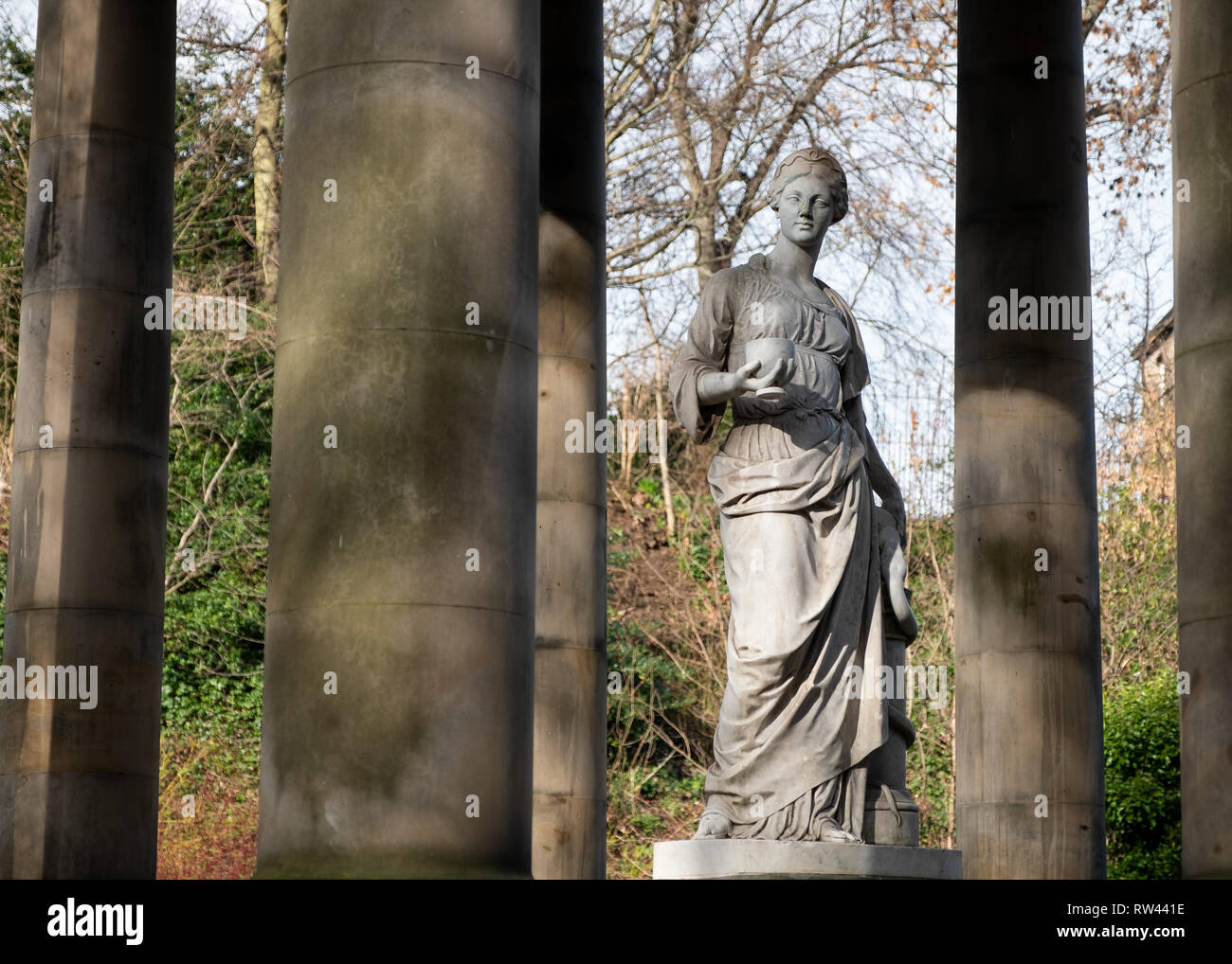 San Bernardo è bene la scultura circondato da colonne in pietra accanto all'acqua del fiume di Leith a Edimburgo, Scozia Foto Stock