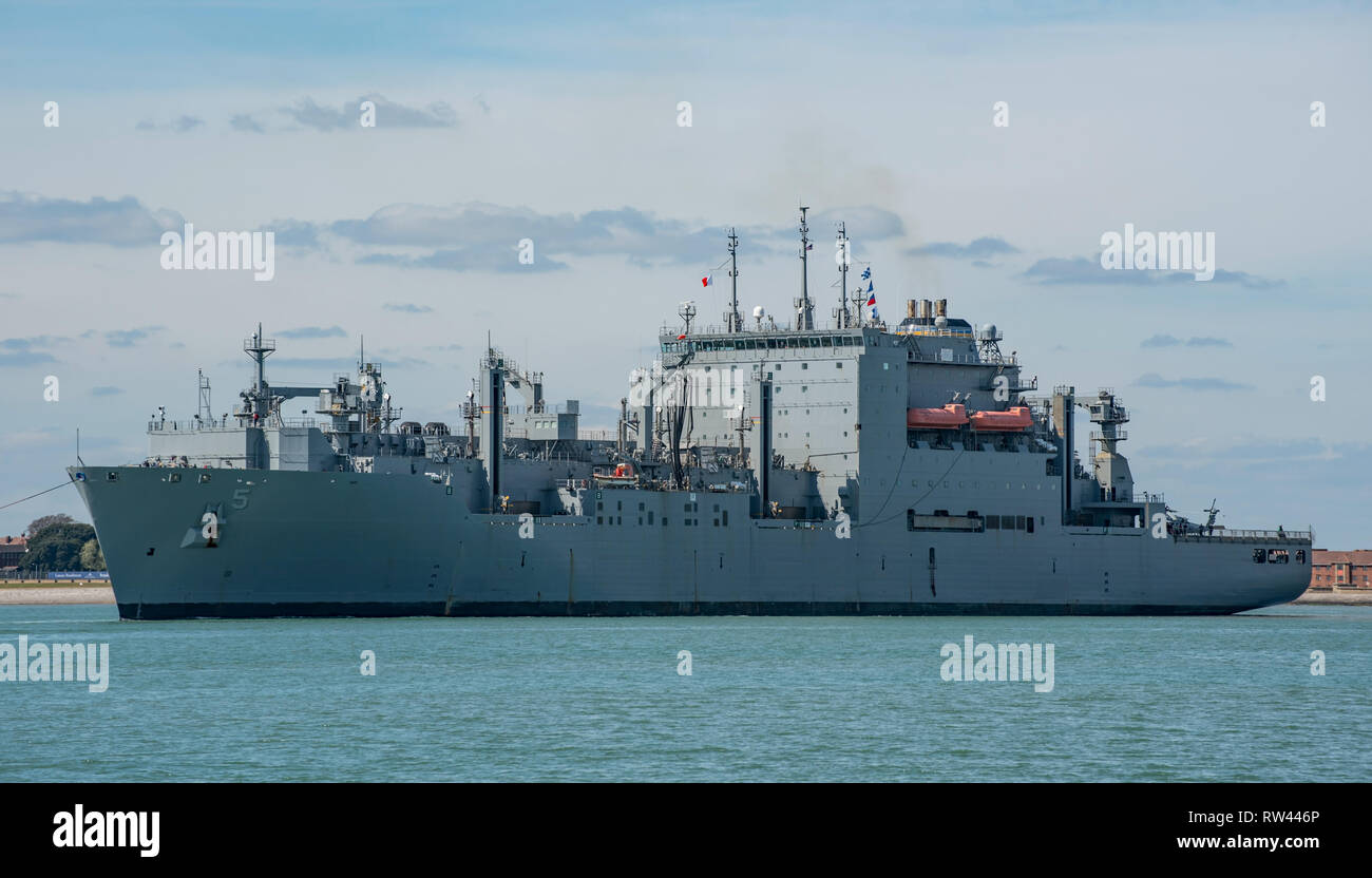 La American costruiti e gestiti alimentazione navali nave USNS Robert Peary E (T-AKE-5) uscire Portsmouth, Regno Unito il 10 aprile 2017. Foto Stock