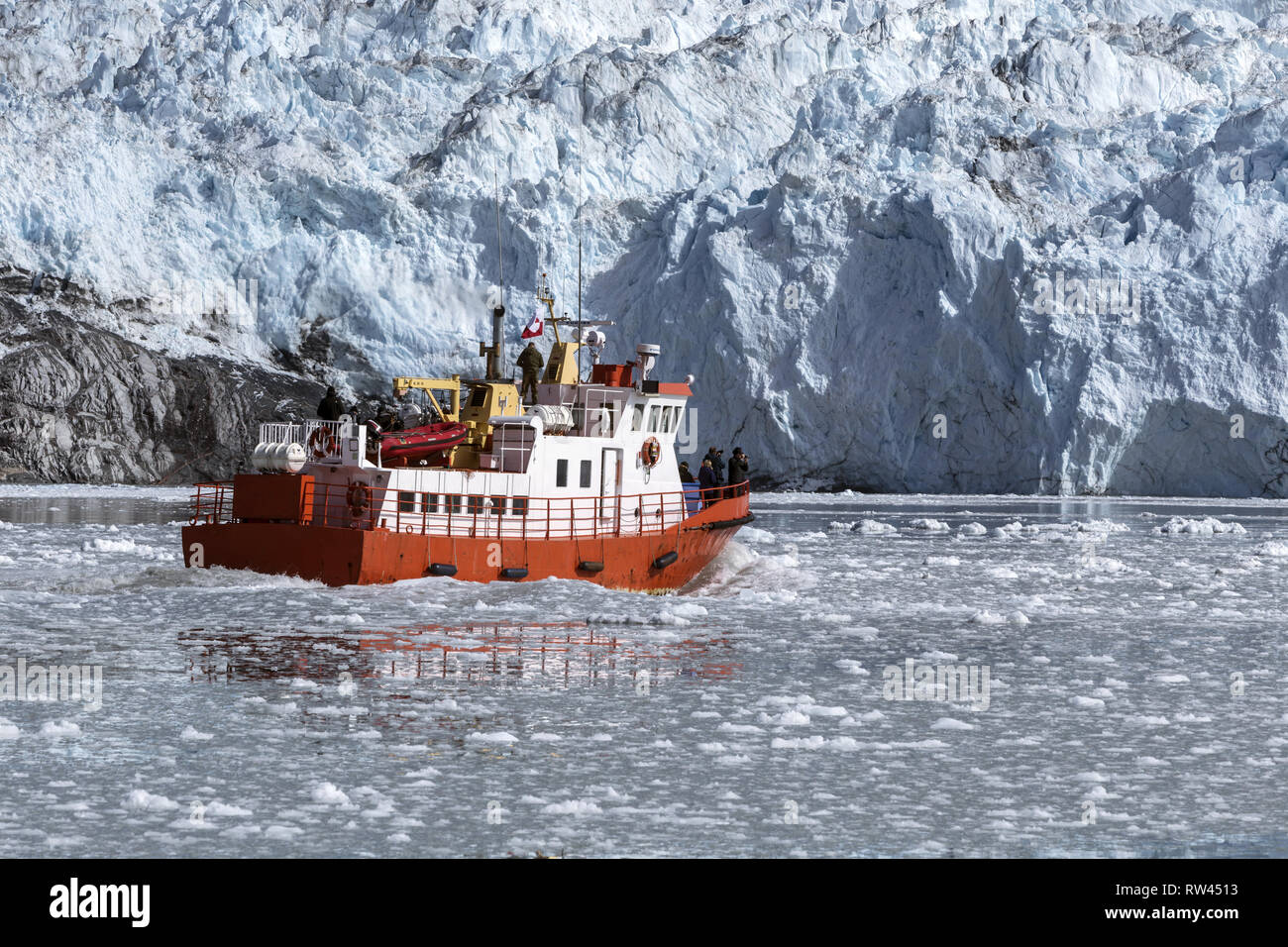 Crociera Red Boat tra gli iceberg in Groenlandia. Gite in barca di fronte Eqip Sermia ghiacciaio nel mare ghiacciato Foto Stock