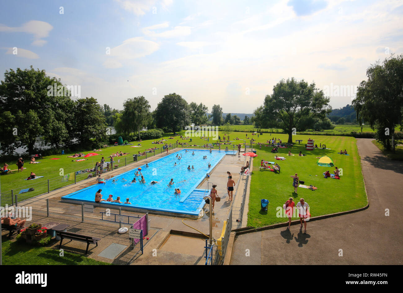 Essen, Renania settentrionale-Vestfalia, la zona della Ruhr, Germania, la piscina esterna Steele si trova direttamente sulla Ruhr, fotografato in occasione dell'ESS Foto Stock